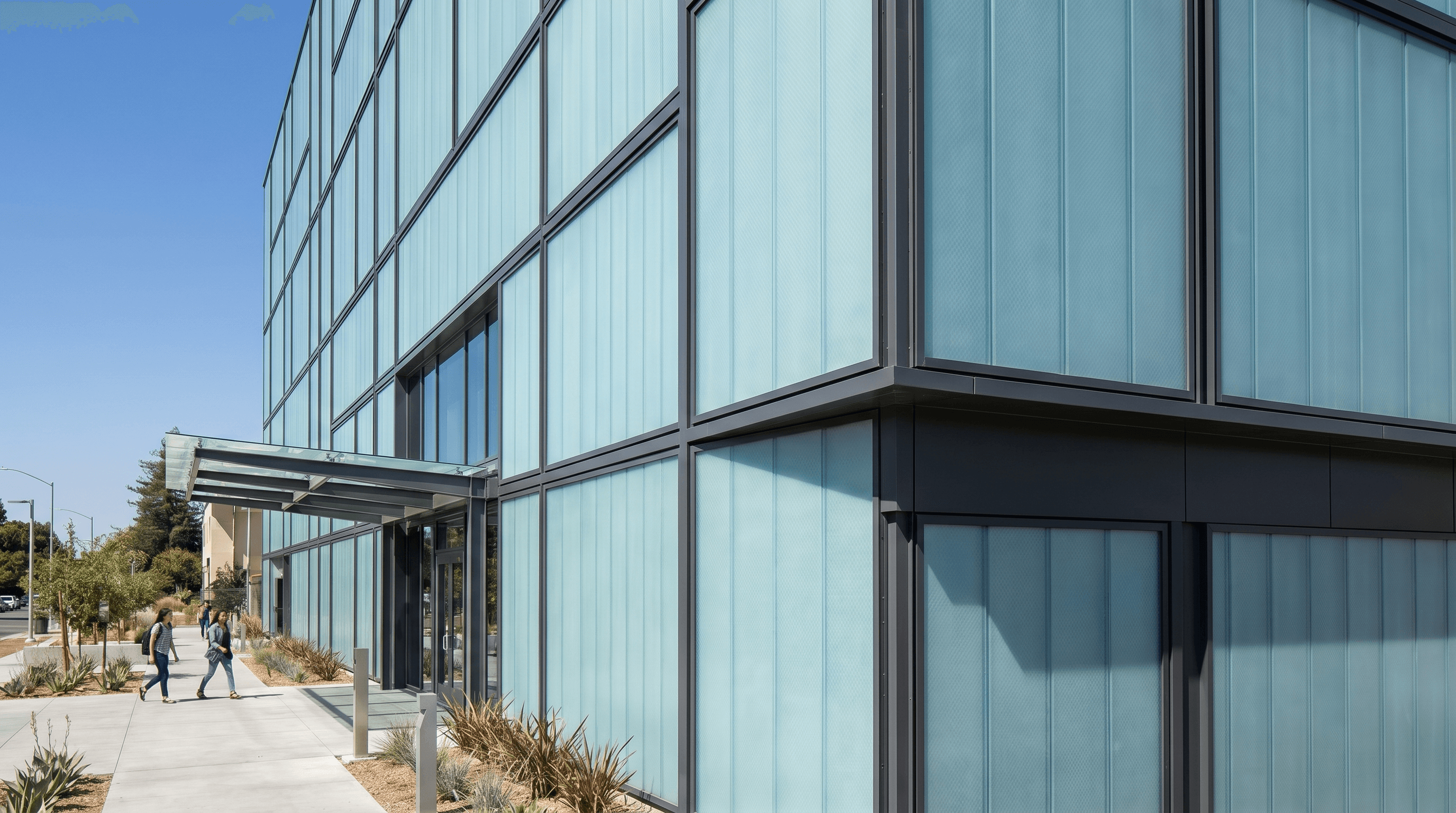 Why Dry-Fix Systems Are Safer Than Sealant Details for Polycarbonate Facades